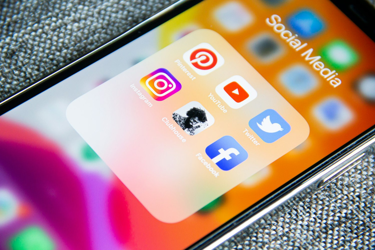 Carpeta de redes sociales con los iconos de varias aplicaciones en un móvil