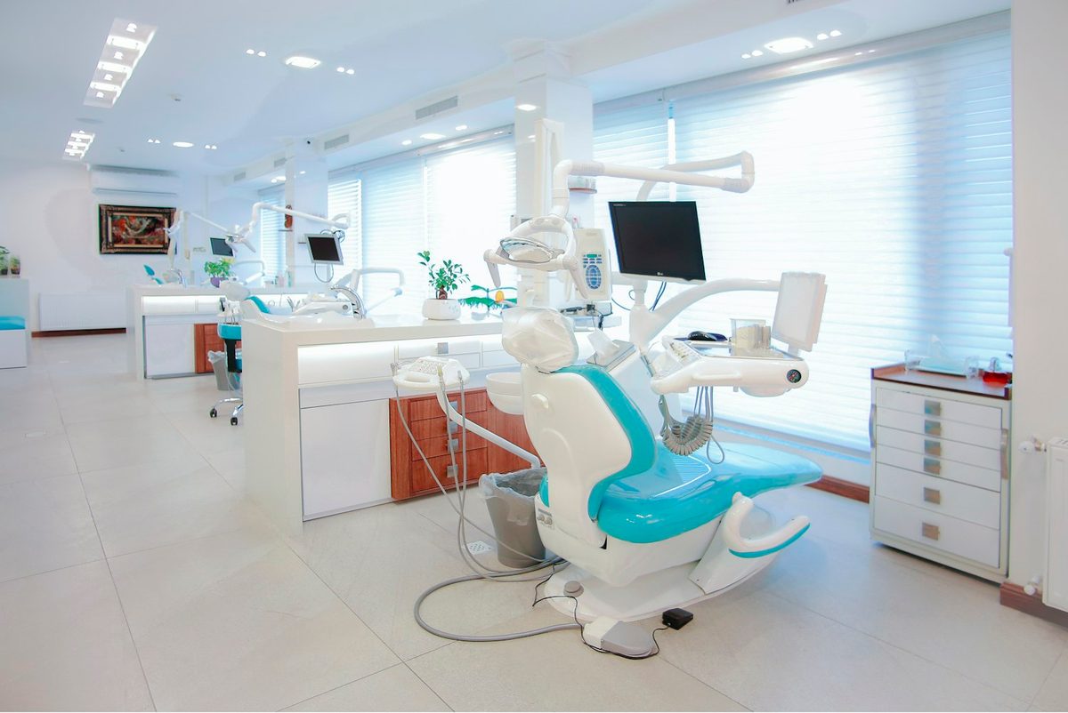 Sala de una clínica dental con el sillón y el equipo