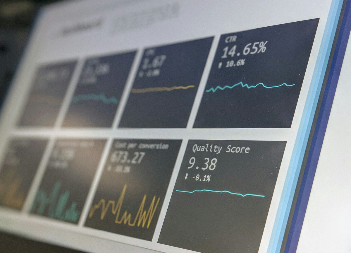 Pantalla con varios gráficos y cifras de un panel de métricas
