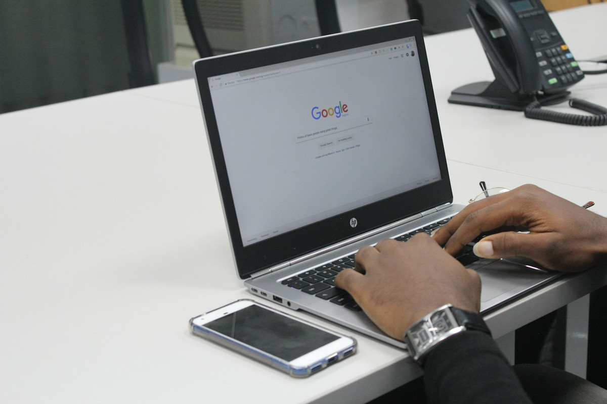 Portátil con el buscador de Google abierto en una oficina
