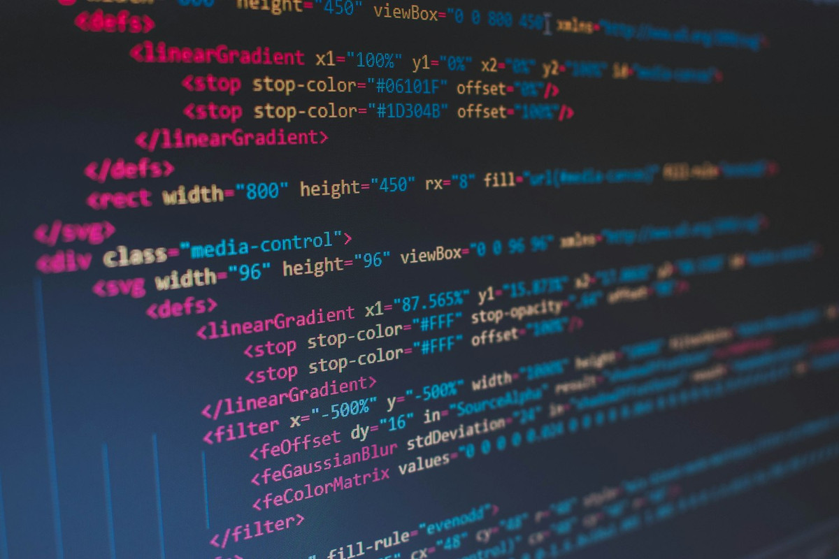 Código HTML de una página web en una pantalla