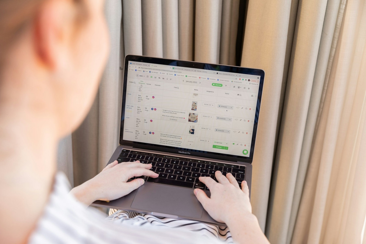 Persona comprando en una tienda online desde un portátil