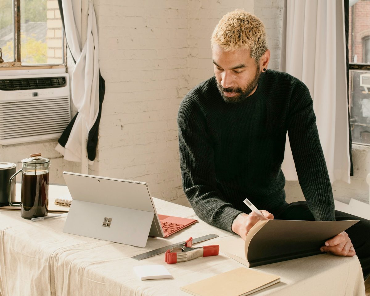 Profesional trabajando con una tableta en la mesa de su estudio