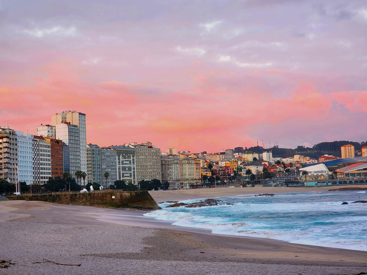 Paseo marítimo y edificios de A Coruña al atardecer
