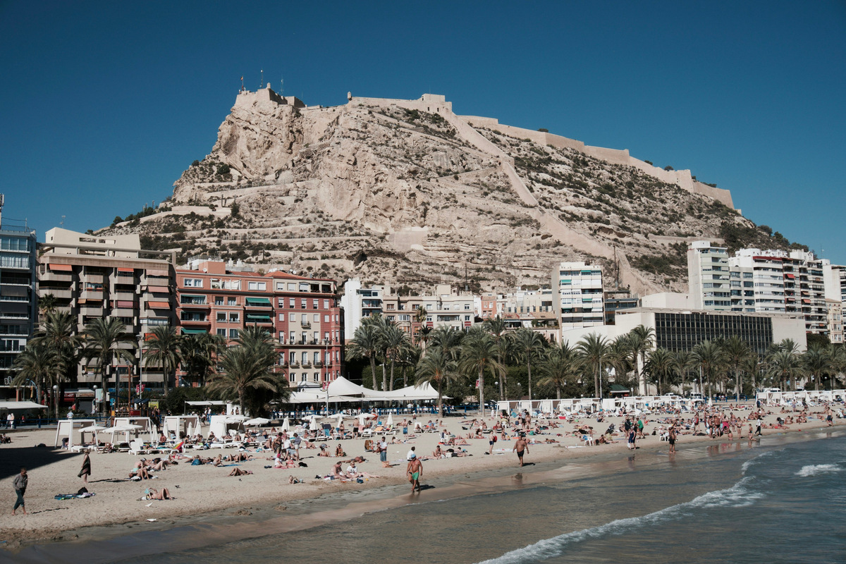 Alicante vista desde el mar, con el castillo sobre la ciudad