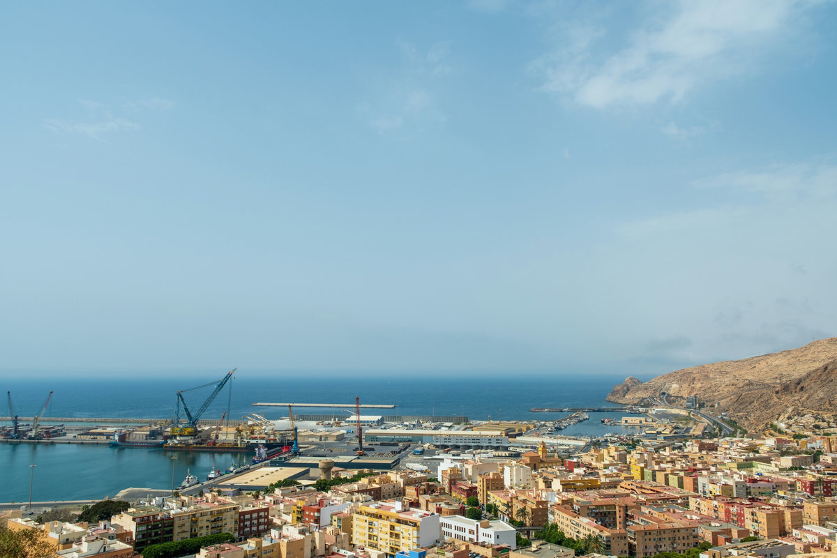 El puerto y la ciudad de Almería vistos desde lo alto