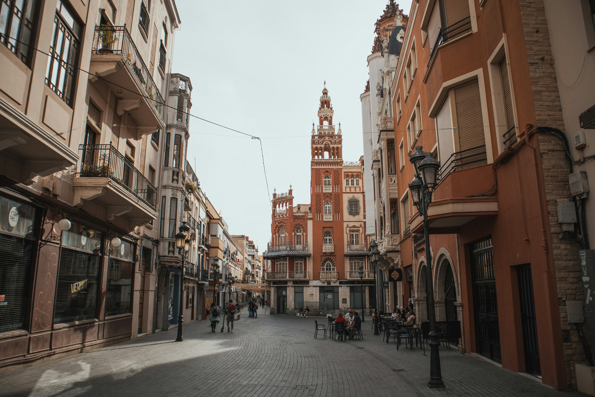 Calle del centro de Badajoz con una torre al fondo