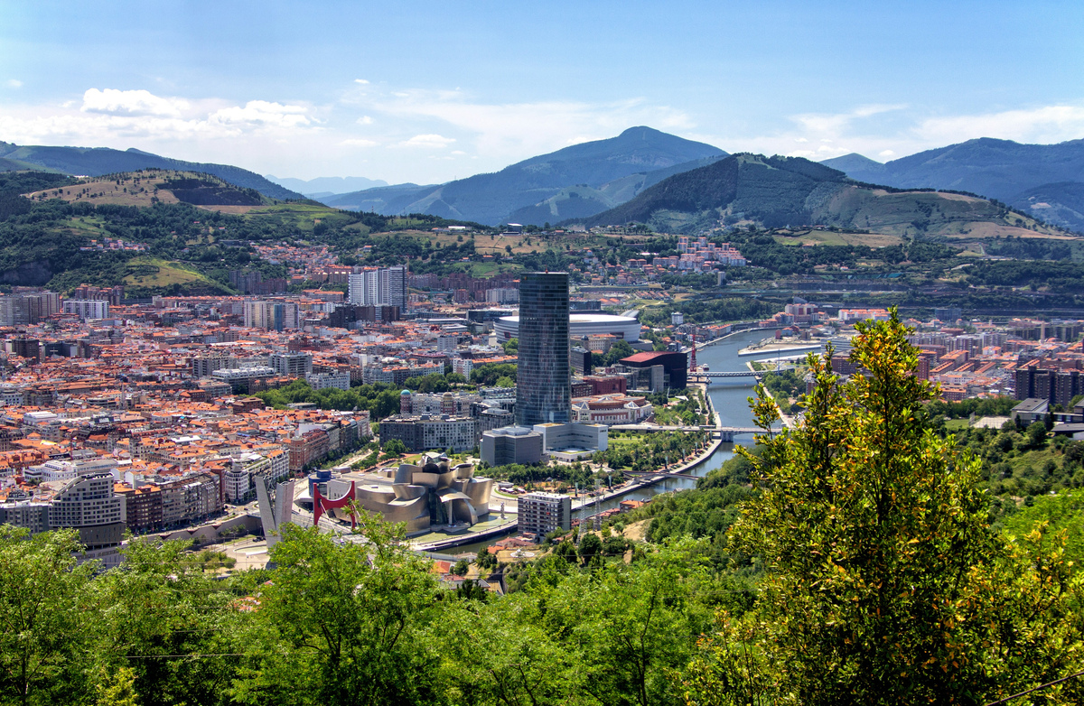 Bilbao vista desde un monte, con la ría y sus edificios