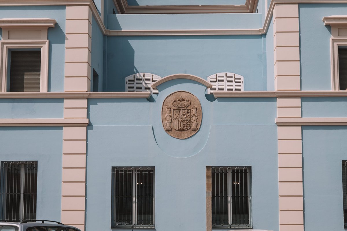 Fachada de un edificio oficial con su escudo en Castellón de la Plana