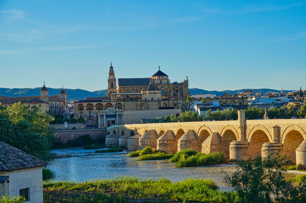 El puente romano de Córdoba y la mezquita al fondo