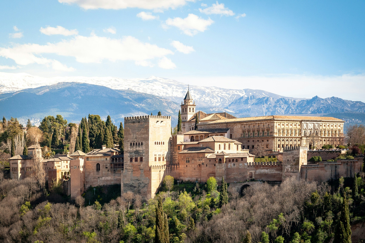 La Alhambra de Granada con la sierra detrás