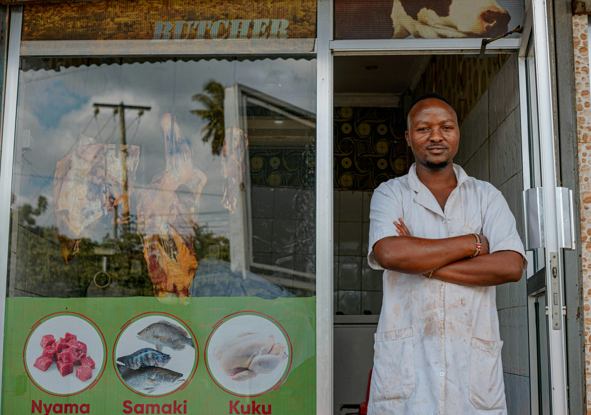 Comerciante en la puerta de su tienda