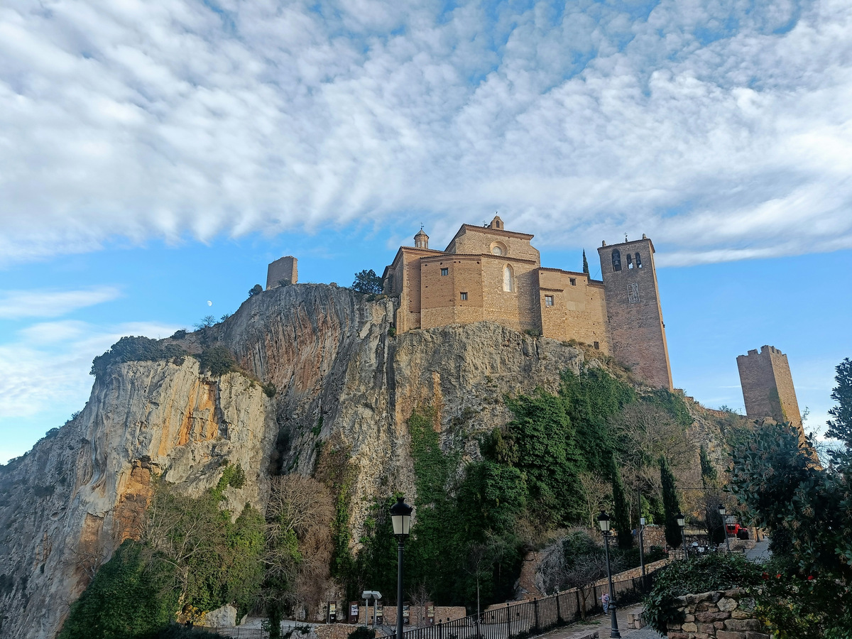 Un castillo sobre una roca en la provincia de Huesca
