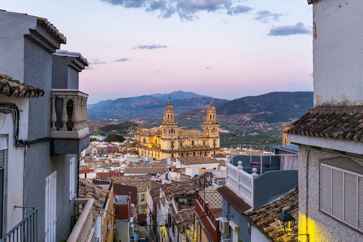 La catedral de Jaén sobre los tejados de la ciudad