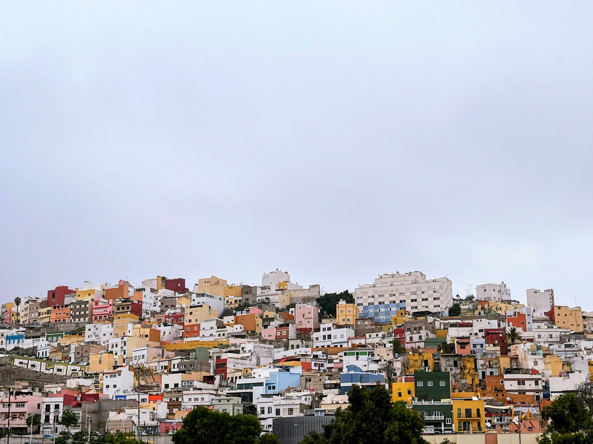 Casas de colores en una ladera de Las Palmas de Gran Canaria