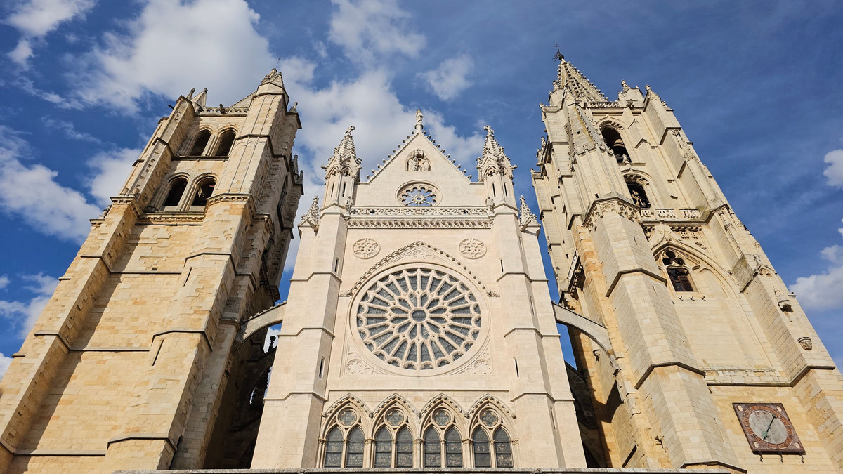 La fachada y las torres de la catedral de León