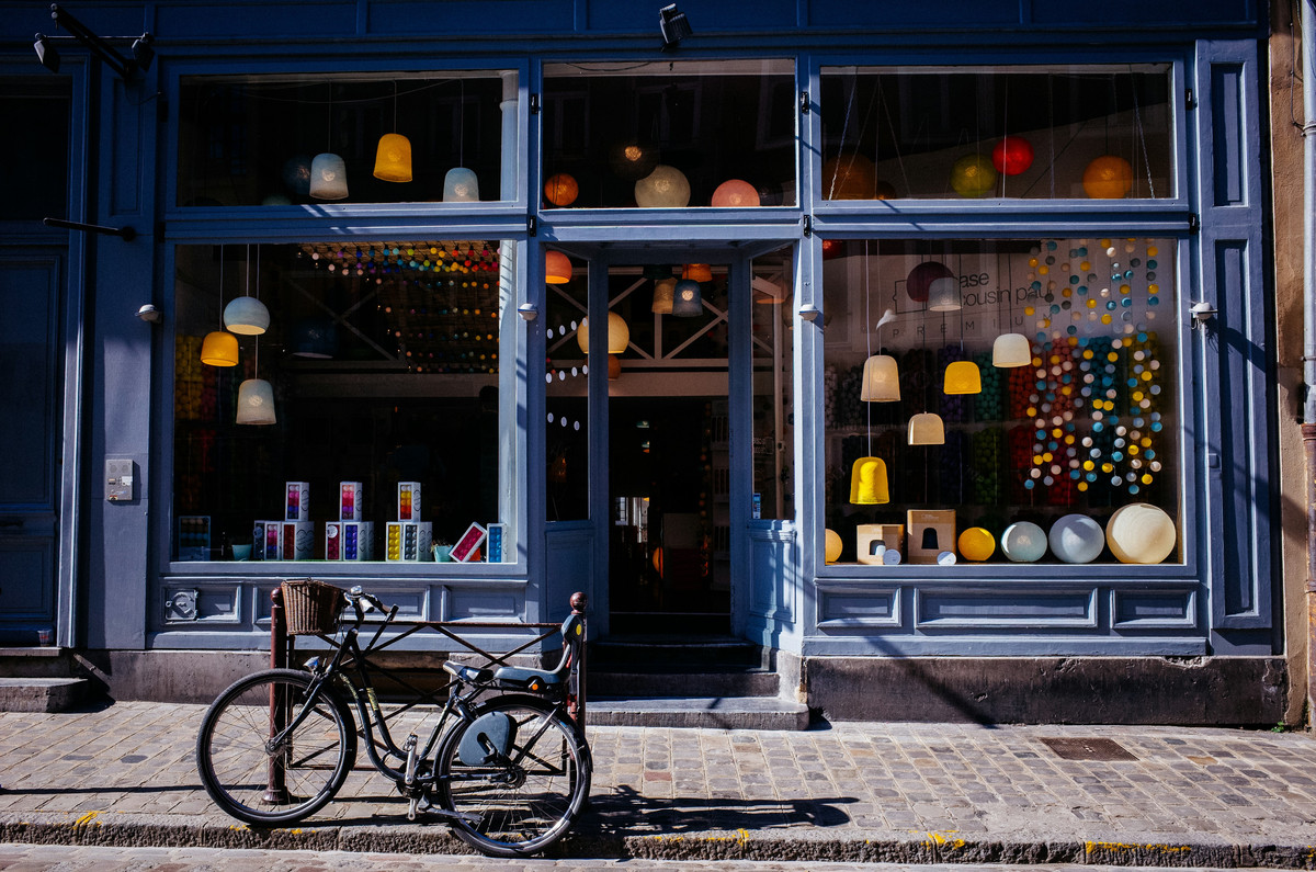 Escaparate de una tienda de barrio con una bicicleta en la puerta