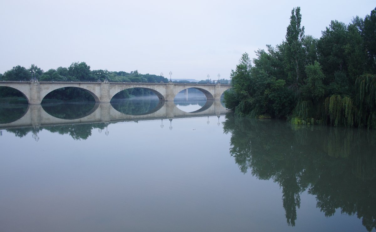 El puente de Piedra de Logroño sobre el río Ebro