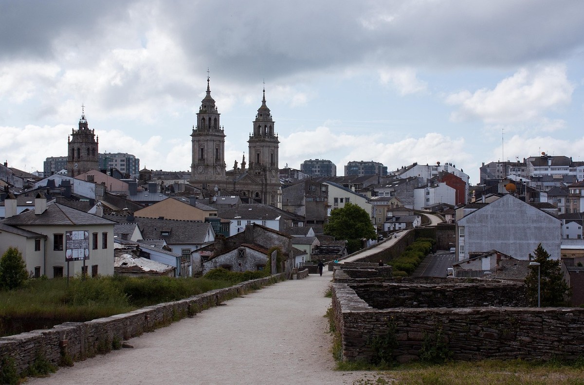 El paseo de la muralla de Lugo con las torres de la catedral al fondo