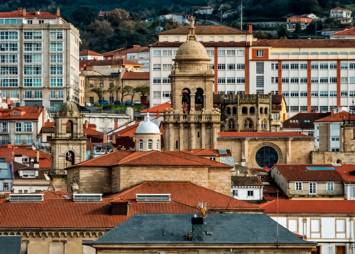Las torres de la catedral de Ourense entre los edificios del centro