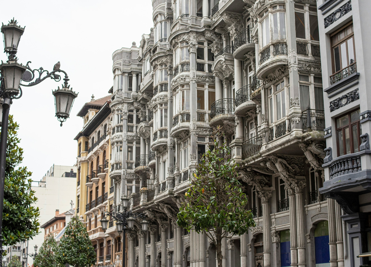 Edificios con galerías blancas en una calle de Oviedo