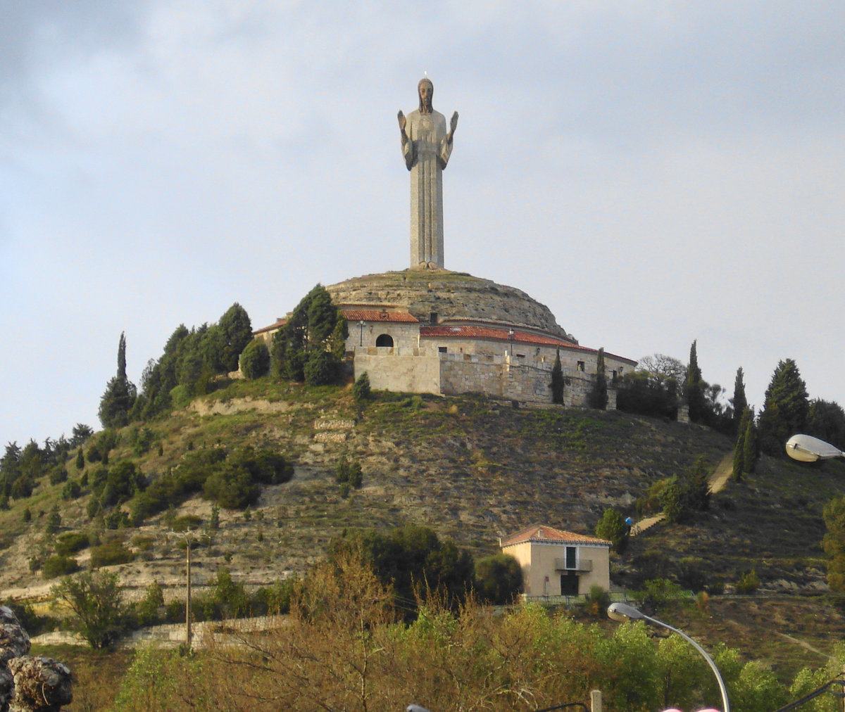 El Cristo del Otero sobre su cerro, en Palencia