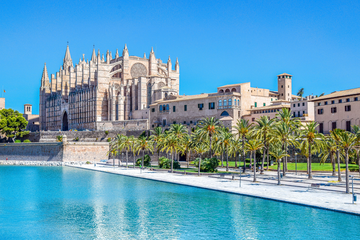 La catedral de Palma junto al agua