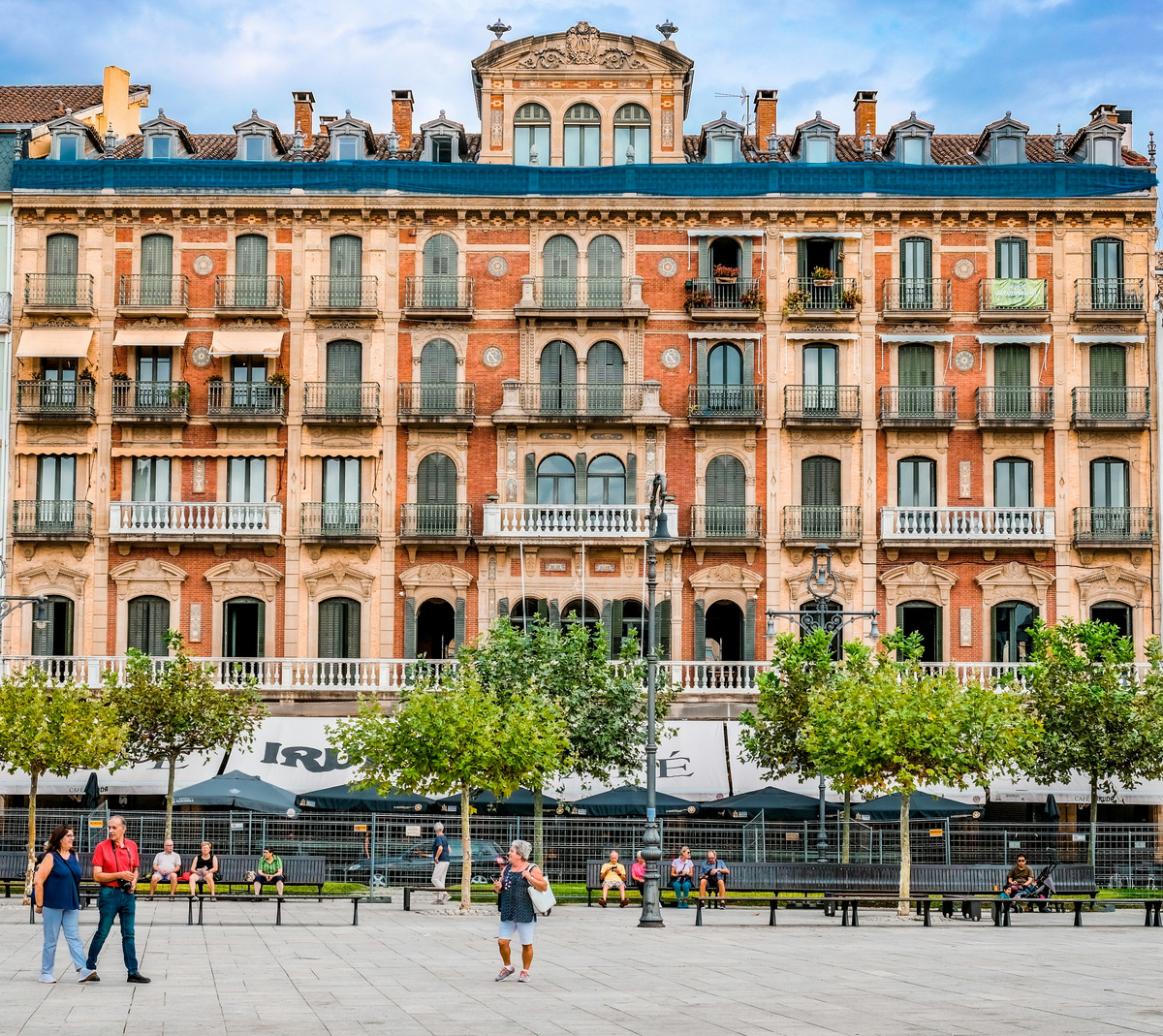 Edificios de una plaza del centro de Pamplona
