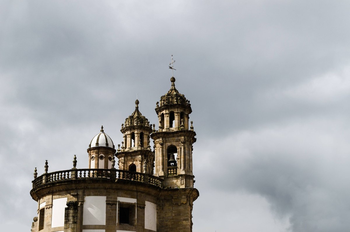Las torres de una iglesia de Pontevedra bajo un cielo nublado