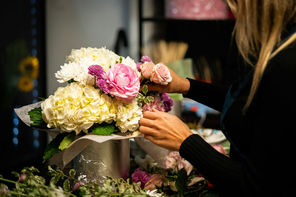 Florista preparando un ramo en su tienda