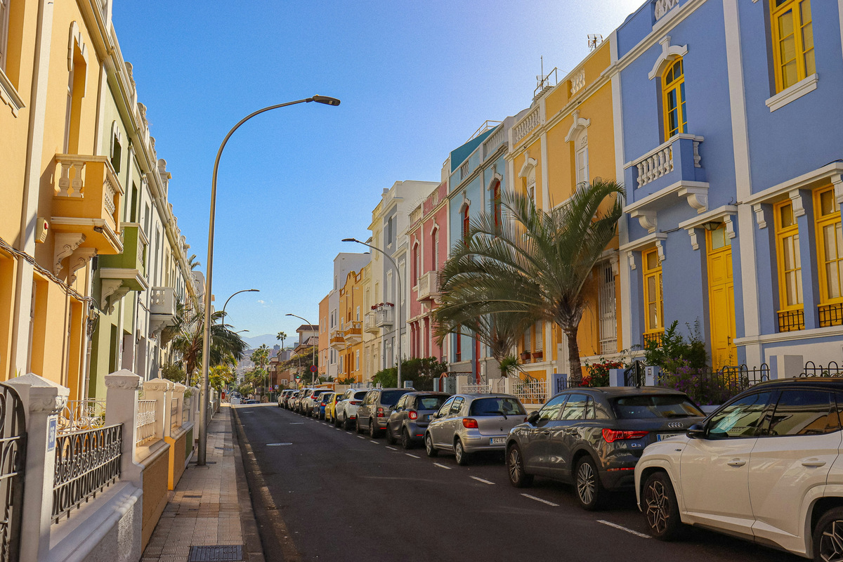 Una calle con casas de colores en Santa Cruz de Tenerife