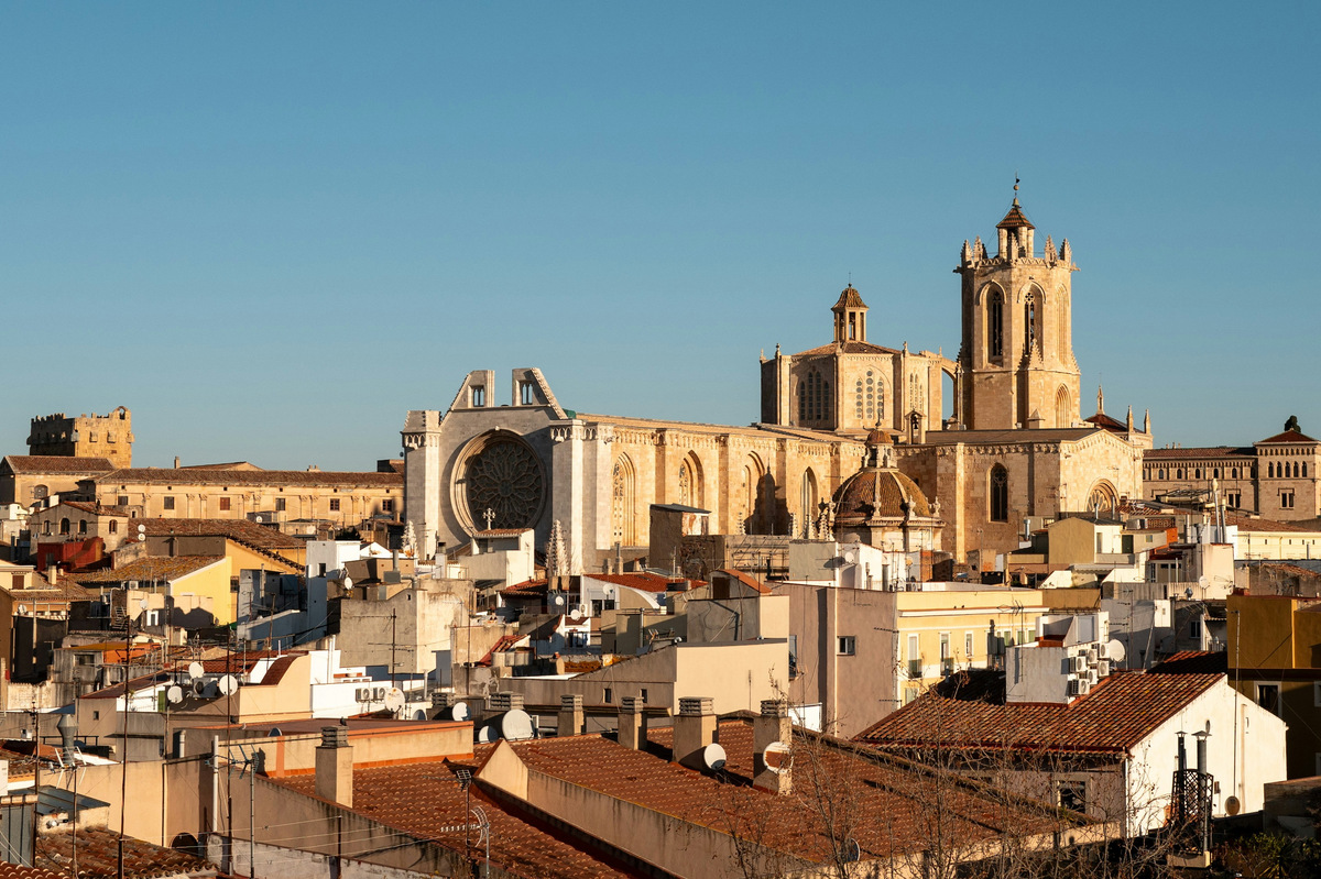 La catedral de Tarragona sobre los tejados del casco antiguo