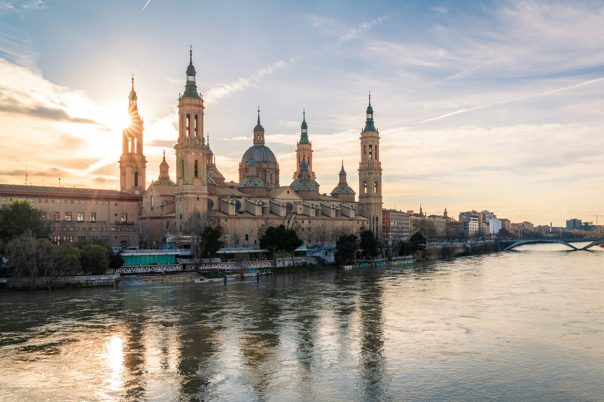 La basílica del Pilar de Zaragoza junto al Ebro