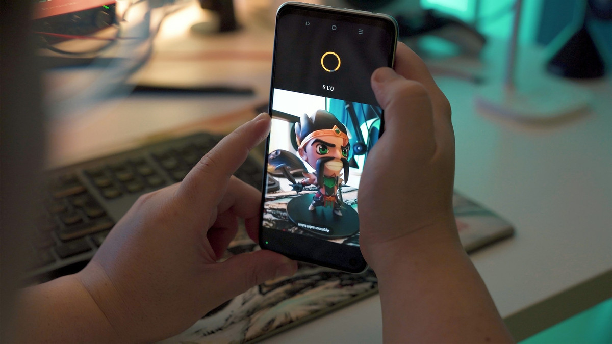 Manos sujetando un móvil que graba un vídeo