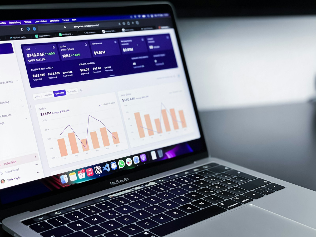 Portátil con un panel de datos y gráficos de barras