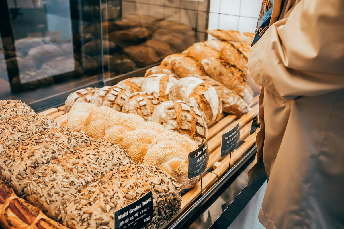 Panes de varios tipos en el expositor de una panadería