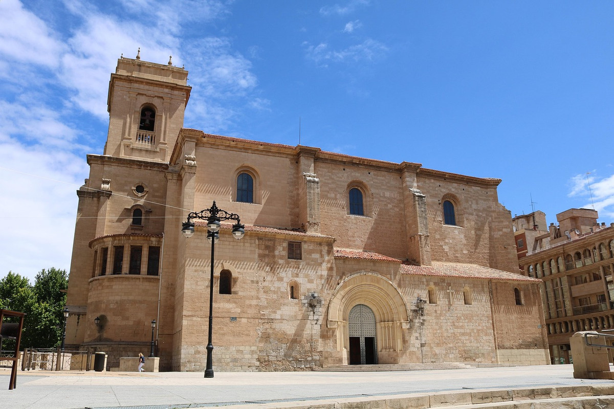 La catedral de San Juan de Albacete, de piedra dorada, con su torre