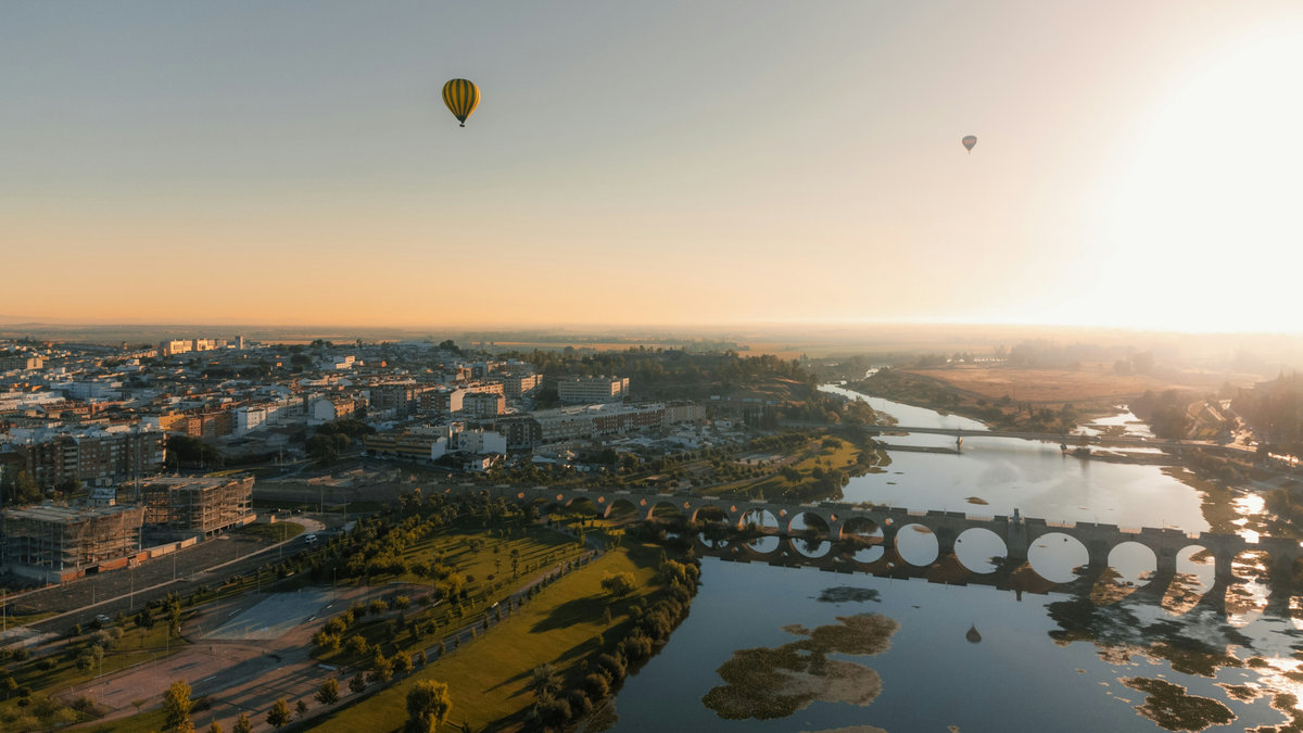 Vista aérea de Badajoz al amanecer, con el río Guadiana y el Puente de Palmas en el centro