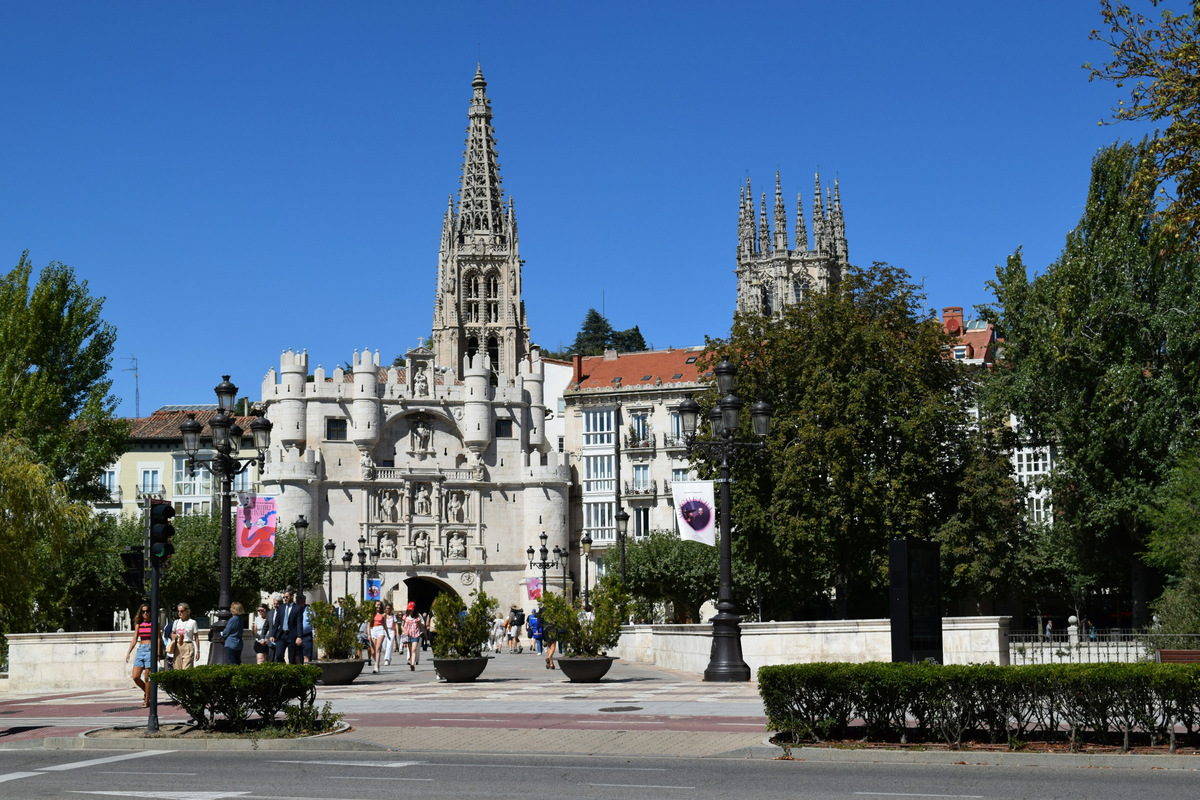 El arco de Santa María de Burgos con las agujas de la catedral asomando detrás, en un día despejado