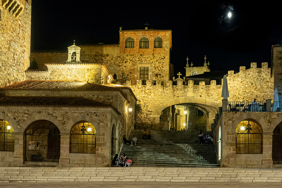 El Arco de la Estrella y la Torre de Bujaco, en la Plaza Mayor de Cáceres, iluminados de noche