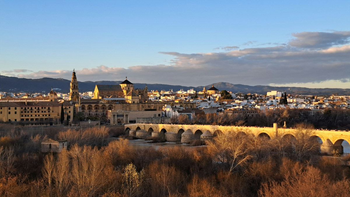 Vista de Córdoba con la Mezquita-Catedral y el puente romano sobre el Guadalquivir a la luz de la tarde