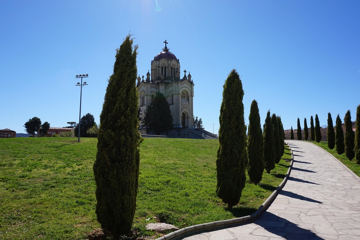 El panteón de la duquesa de Sevillano, en Guadalajara, al fondo de un paseo de cipreses