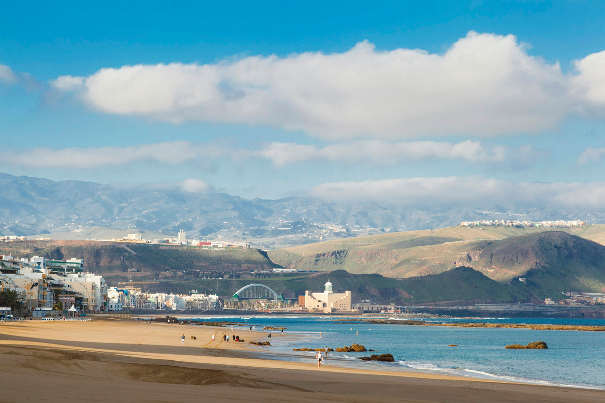 La playa de Las Canteras de Las Palmas de Gran Canaria con el Auditorio Alfredo Kraus y las montañas al fondo