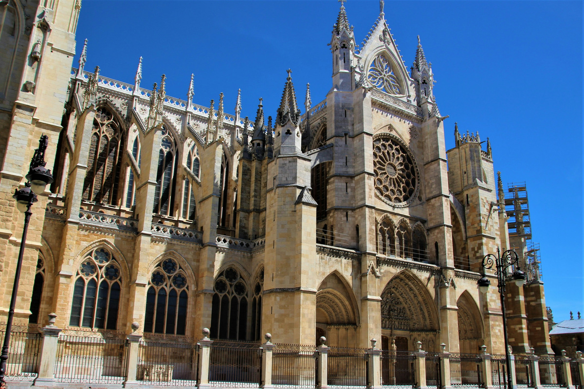Fachada sur de la Catedral de León, con su rosetón y sus pináculos, bajo un cielo azul