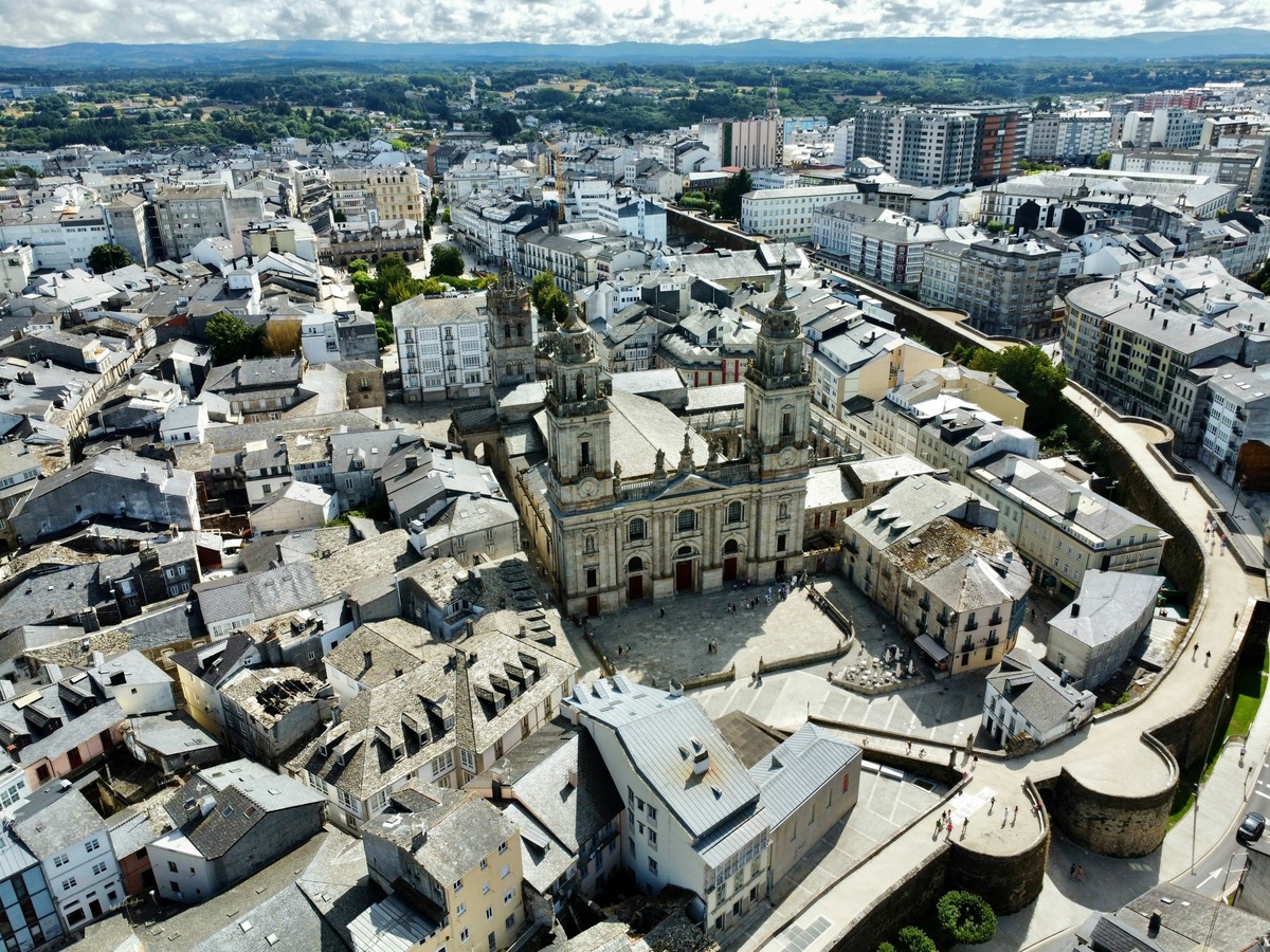 Vista aérea del centro de Lugo con la catedral y el paseo de la muralla romana