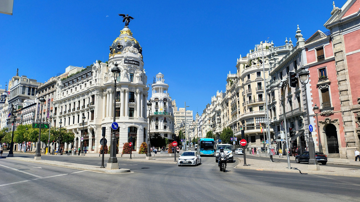 El edificio Metrópolis de Madrid en el arranque de la Gran Vía, en un día despejado