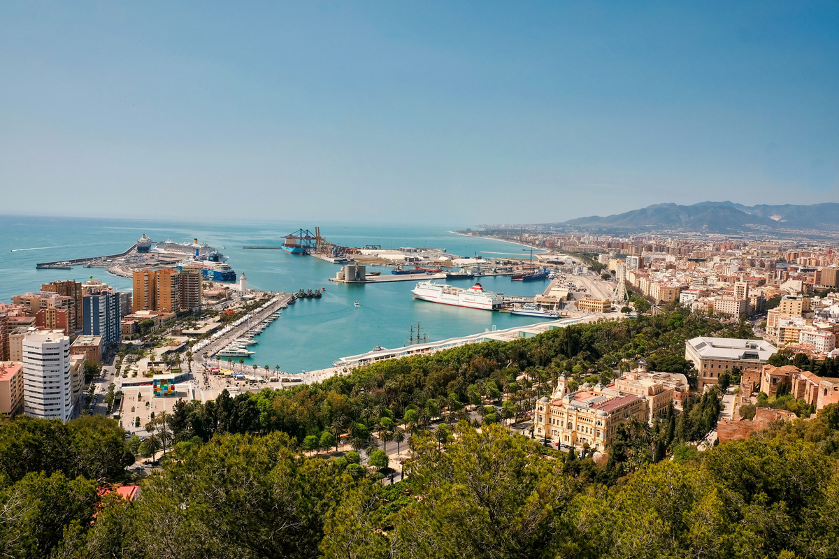 El puerto de Málaga y la ciudad a lo largo de la costa, vistos desde el monte de Gibralfaro