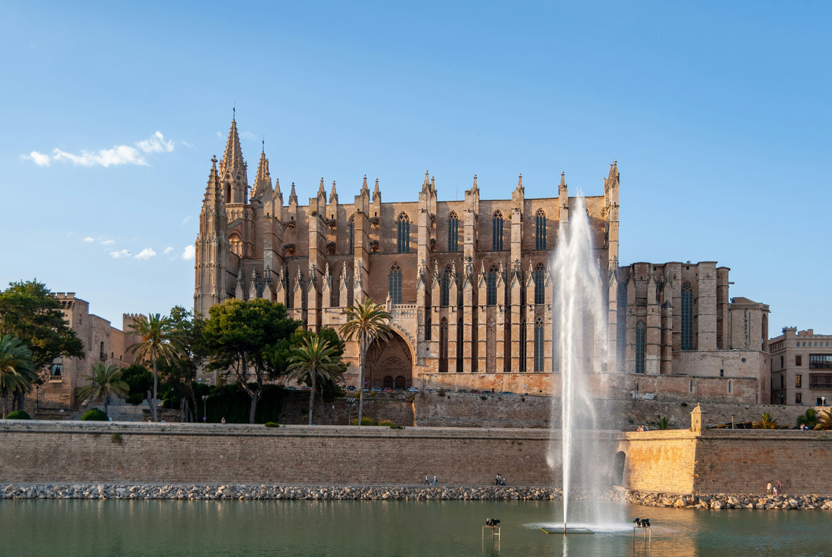 La Catedral de Palma sobre la muralla, con el surtidor del Parc de la Mar delante