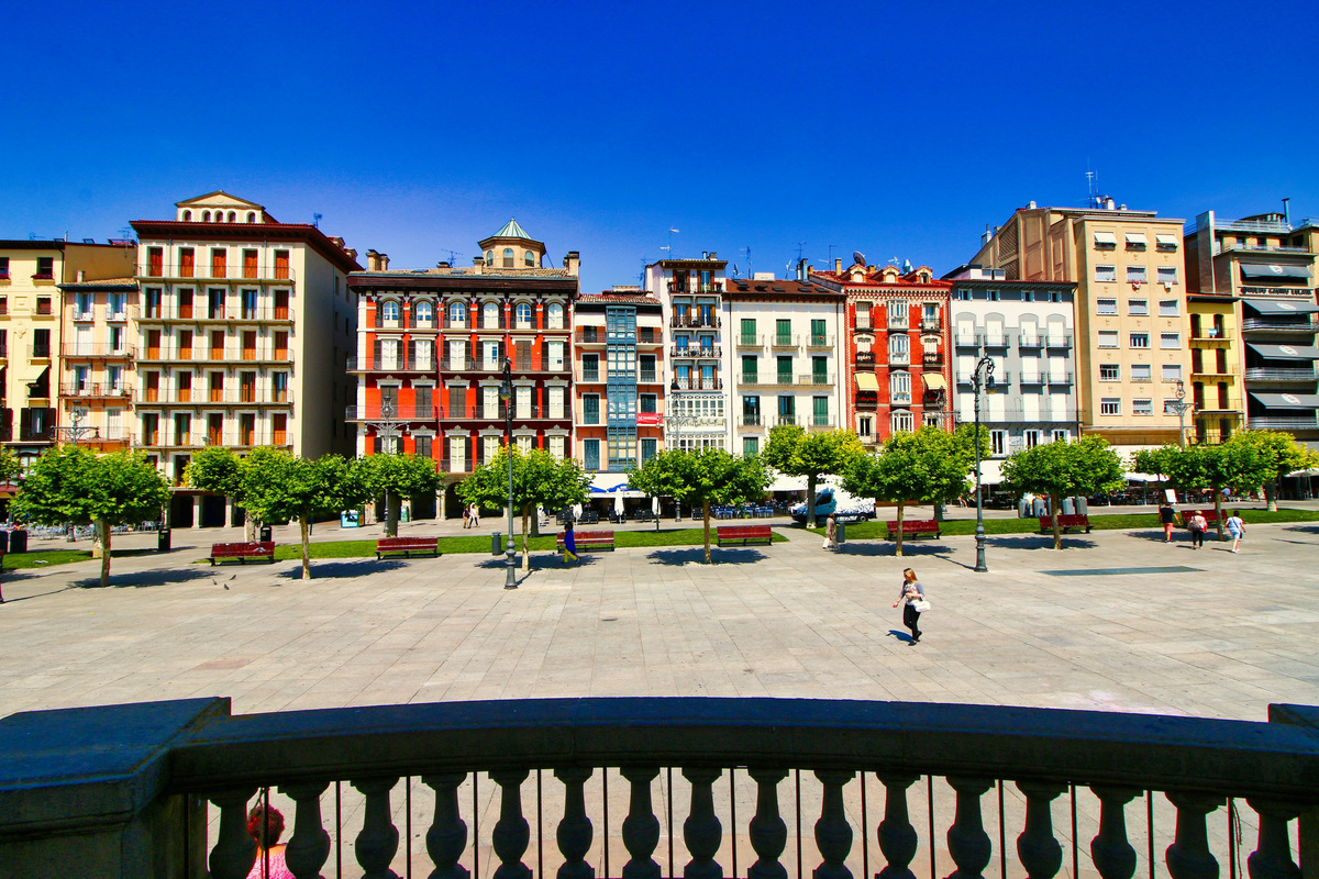 La plaza del Castillo de Pamplona con sus fachadas de colores, vista desde el quiosco