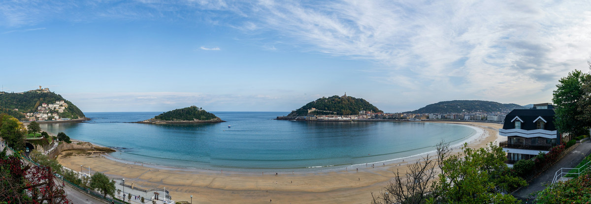 Panorámica de la bahía de La Concha de San Sebastián con la isla de Santa Clara y el monte Urgull